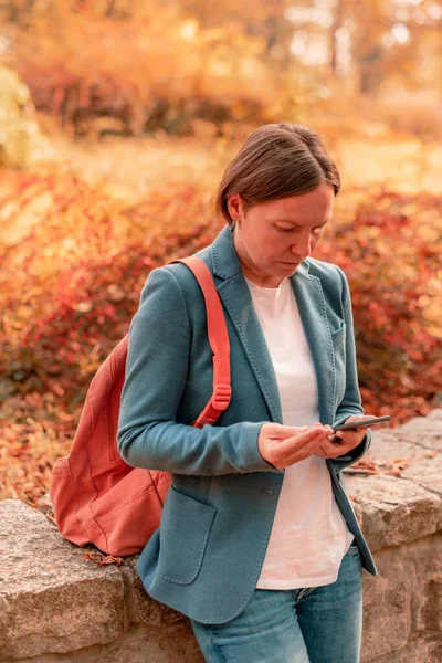 Podnikatelka Používající Mobilní Telefon Podzimním Parku Psaní Textových Zpráv Nebo — Stock fotografie