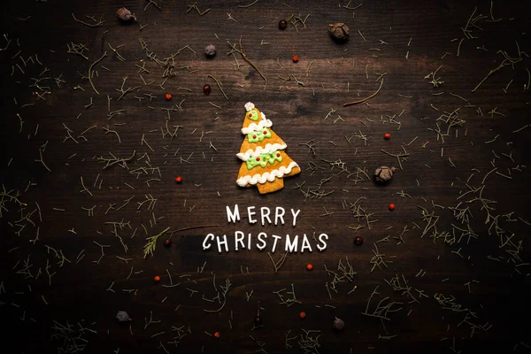 Merry Christmas Text Gingerbread Tree Cookie Flat Lay Top View — Stock Photo, Image