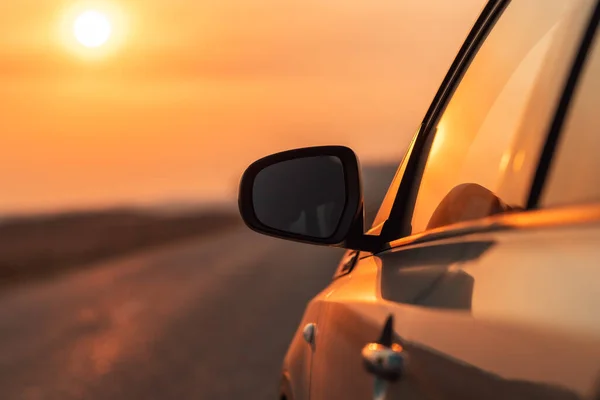 Rétroviseur Voiture Sur Route Coucher Soleil Automne Pour Concept Voyage — Photo