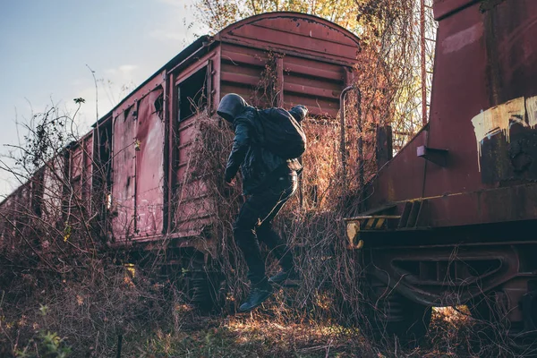 Obdachloser Einwanderer Mit Kapuzenpullover Springt Aus Alten Eisenbahnwaggons Selektiver Fokus — Stockfoto