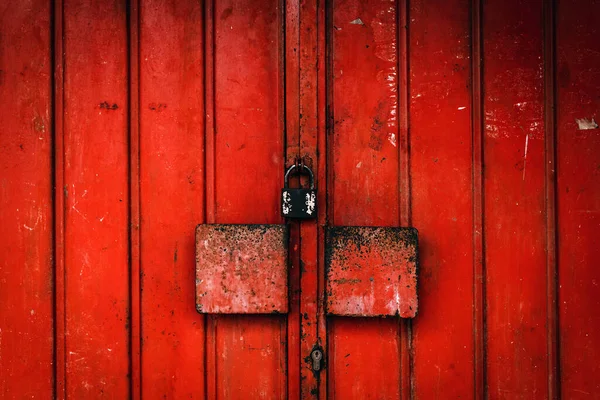 Stare Czerwone Metalowe Drzwi Garażowe Kłódką Zużyta Powierzchnia Jako Tło — Zdjęcie stockowe