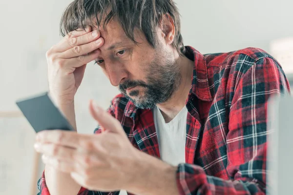 Preoccupato Freelance Deluso Utilizzando Smartphone Comunicazione Mentre Seduto Alla Scrivania — Foto Stock