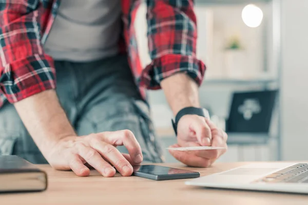 Frilansare Handla Online Med Smartphone App Och Kreditkort Från Små — Stockfoto