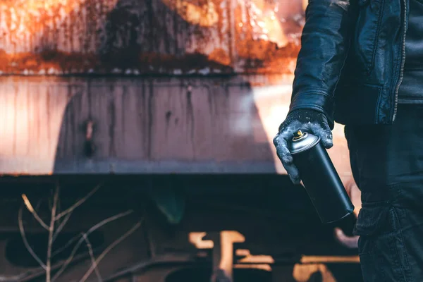 Obdachloser Besprüht Alten Eisenbahnwaggon Mit Spraydose Unerkennbare Männliche Person Hand — Stockfoto