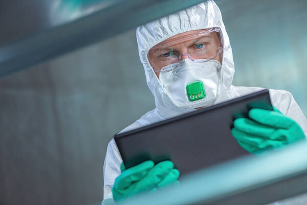Специалист-вирусолог, использующий планшетный компьютер в лаборатории, крупный план работы медицинского работника, избирательный фокус