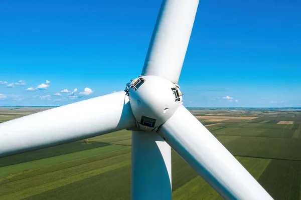 ドローンのPov 革新的な持続可能な資源技術の高角度ビューから現代の風力発電所のブレードと風力タービンローターの空中ビュー — ストック写真