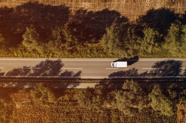 道路上のローリートラックのトップビュー ドローンのPovから撮影された空中 — ストック写真