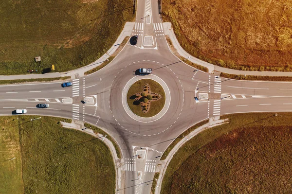 Auta Silniční Kruhové Křižovatce Kruhový Objezd Horní Pohled Drone Pov — Stock fotografie