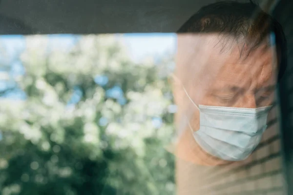 Korunaklı Yüz Maskesi Takan Endişeli Adam Koronavirüs Salgını Sırasında Karantinada — Stok fotoğraf