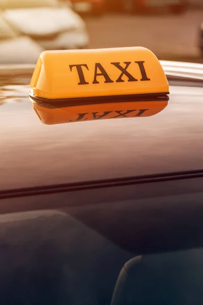 コピースペース付きのタクシー車の屋根の上のタクシーサイン — ストック写真