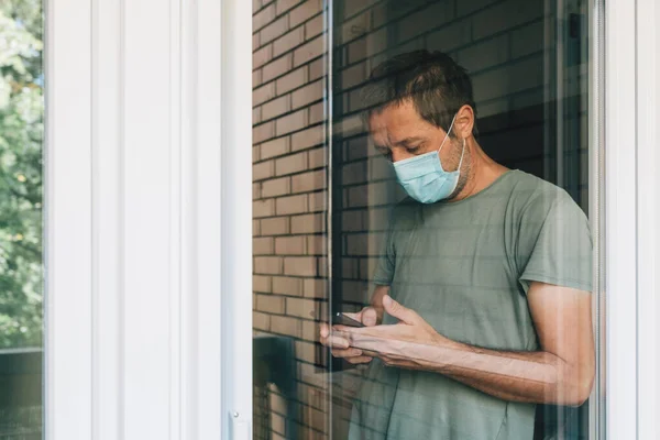 Mężczyzna Smsujący Przez Telefon Komórkowy Izolacji Podczas Epidemii Koronawirusa Portret — Zdjęcie stockowe