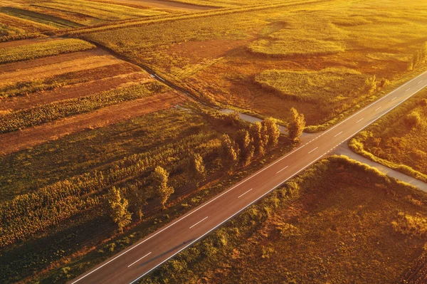 Letecký Pohled Prázdnou Silnici Přes Krajinu Letním Západu Slunce Drone — Stock fotografie