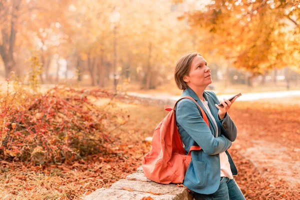 Mujer Negocios Hablando Por Teléfono Móvil Parque Otoño Sosteniendo Teléfono — Foto de Stock