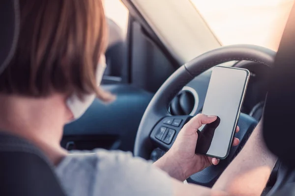 Donna Con Maschera Protettiva Sms Sul Cellulare Auto Durante Pandemie — Foto Stock