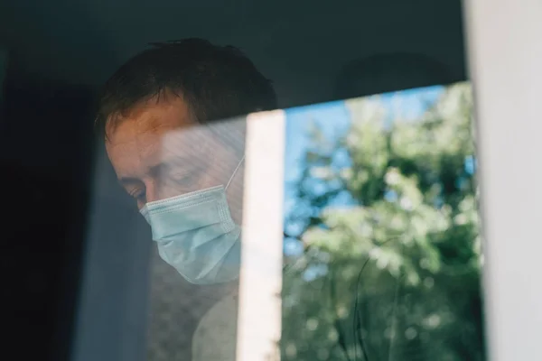 Homme Inquiet Avec Masque Protecteur Isolement Personnel Quarantaine Domicile Pendant — Photo
