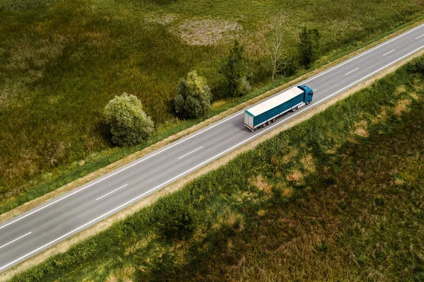 Μεγάλο Φορτηγό Μεταφοράς Εμπορευμάτων Στο Δρόμο Εναέρια Άποψη Από Drone — Φωτογραφία Αρχείου