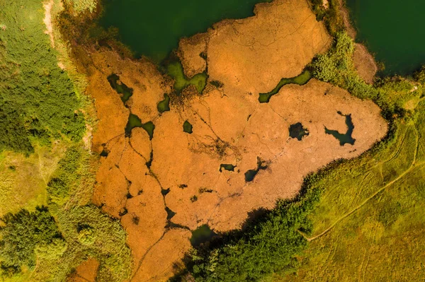 Αεροφωτογραφία Του Χλόη Νερού Στη Λίμνη Από Drone Pov — Φωτογραφία Αρχείου