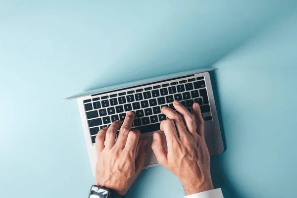 Zakenman Typen Laptop Computer Toetsenbord Bovenaanzicht Met Kopieerruimte Mannelijke Hand — Stockfoto