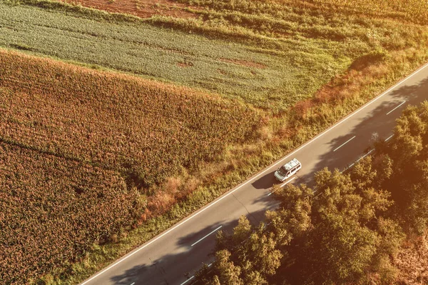 Vista Aérea Minivan Camino Través Del Campo Desde Punto Vista —  Fotos de Stock