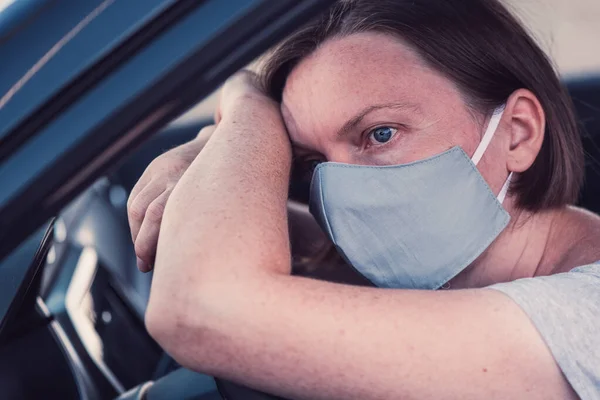 Znudzona Kobieta Maską Ochronną Czeka Samochodzie Nowej Normalnej Koncepcji — Zdjęcie stockowe