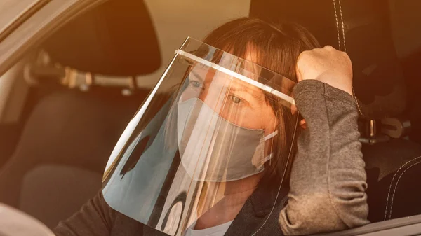 Taxifahrerin Mit Mundschutz Und Plastikvisier Wartet Auto — Stockfoto