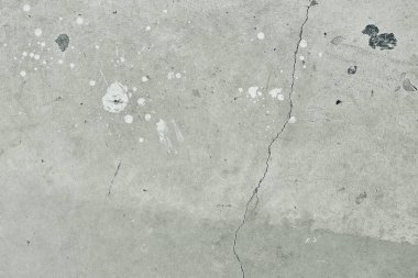 Çatlak ve lekeli beton zeminin üst görünüm dokusu