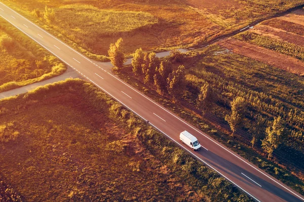 Letecký Pohled Dodávku Kamionu Minivan Silnici Létě Západ Slunce Drone — Stock fotografie