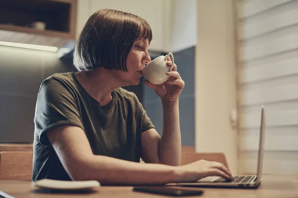 Female Freelancer Working Home Late Night Drinking Coffee While Looking — Stock Photo, Image