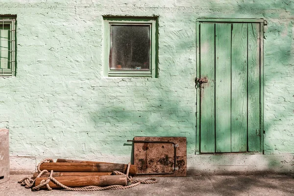 Старый Сарай Кирпичной Стеной Окрашенный Бледно Зеленый Цвет Пример Архитектуры — стоковое фото