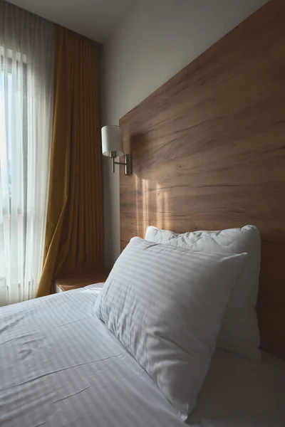 Seyahat Turizm Konsepti Için Yatağın Yanındaki Daire Yatak Yastıkların Üzerindeki — Stok fotoğraf