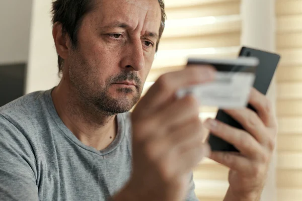 Hombre Compras Línea Desde Casa Con Teléfono Móvil Tarjeta Crédito —  Fotos de Stock