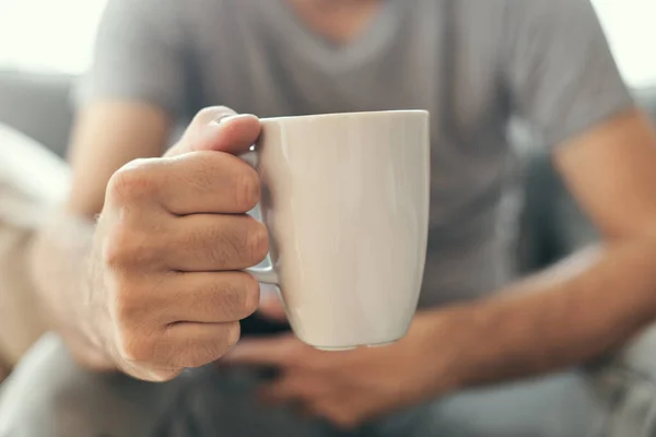Mann Hält Kaffeetasse Wohnzimmer Nahaufnahme Der Hände Mit Weißem Becher — Stockfoto