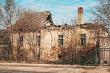 Yıkık çatılı eski bir ev, seçici odaklı.