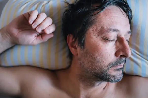 Hombre Durmiendo Cama Sobre Una Almohada Mañana Directamente Arriba —  Fotos de Stock