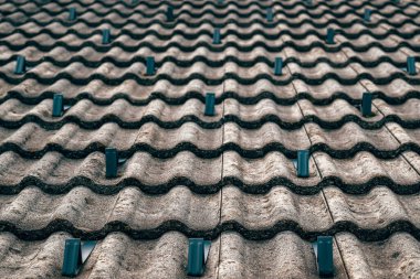 Seramik fayanslarda kar korumalı çatı, konut inşaatında güvenlik ve kış koruması için tasarlandı. Seçici odak.