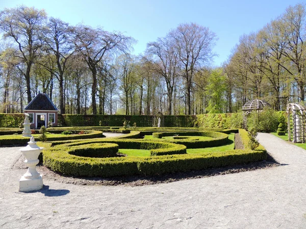 规则公园在中世纪城堡附近在荷兰门克马博格 — 图库照片