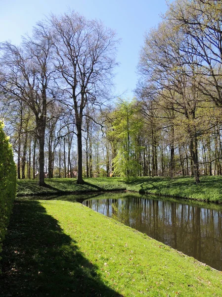 规则公园在中世纪城堡附近在荷兰门克马博格 — 图库照片