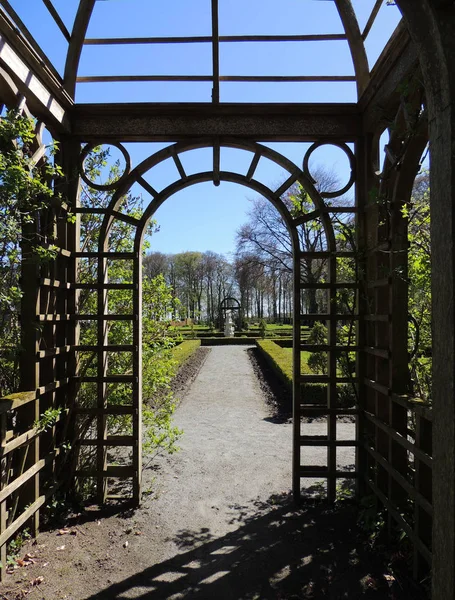 Normal park çevresinde Ortaçağ Kalesi Menkemaborg Hollanda