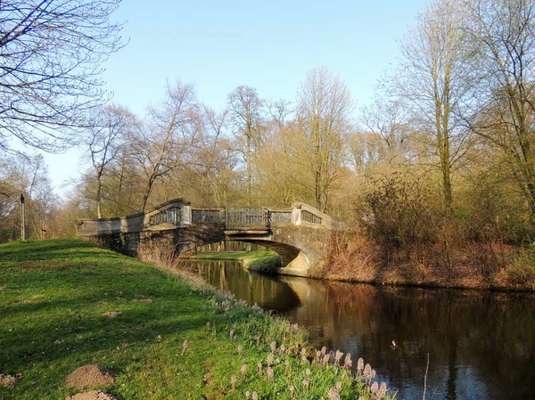 Parkta Kanal Üzerinde Taş Köprü Bahar — Stok fotoğraf