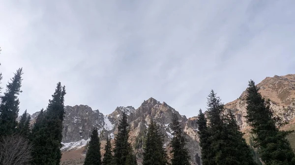 Kazakistan'da Almatı, daha yüksek Şimbulak Kayak Merkezi Mynzhylki yol
