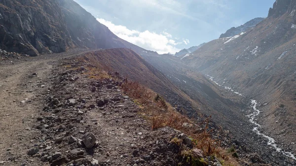 Kazakistan'da Almatı, daha yüksek Şimbulak Kayak Merkezi Mynzhylki yol
