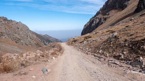 Kazakistan'da Almatı, daha yüksek Şimbulak Kayak Merkezi Mynzhylki yol