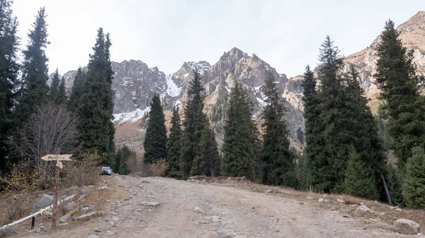 Kazakistan'da Almatı, daha yüksek Şimbulak Kayak Merkezi Mynzhylki yol