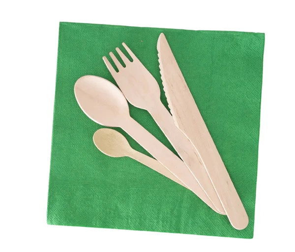 Trä bestick, gaffel, sked, kniv med grönboken servett isolerad på vit. — Stockfoto