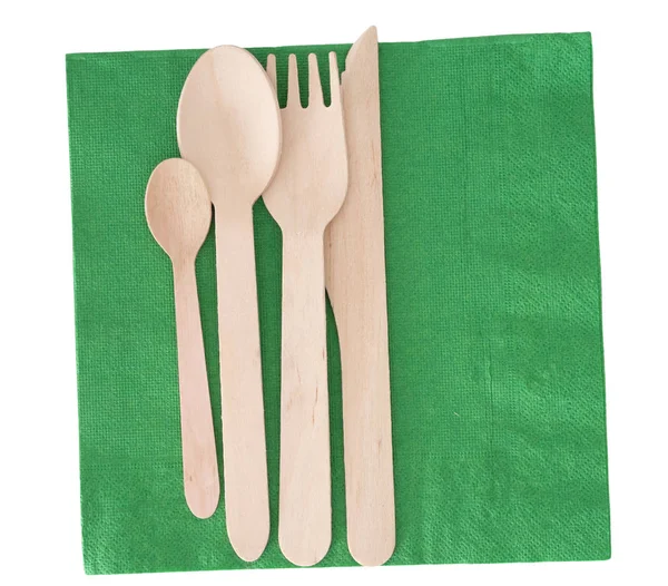 木制餐具, 刀叉和勺子, 绿纸巾, 餐巾, 白色隔离. — 图库照片