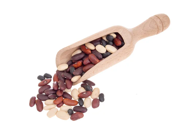 Různé suché fazole, luštěniny s dřevěná naběračka izolované na bílém. — Stock fotografie