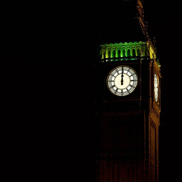 Meia-noite com o Big Ben, Londres. Relógio mostra doze . — Fotografia de Stock