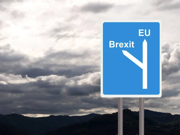 Brexit, Eu vägskylt mot molnig himmel. Koncept, politik Uk. — Stockfoto