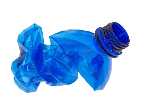 Zmięty i zgniecione niebieski plastikową butelkę wody na białym tle. — Zdjęcie stockowe