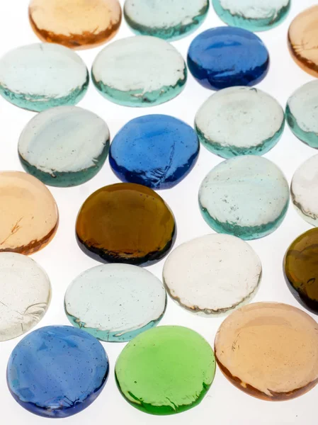 Abstracte achtergrond van hand gemaakt glas steentjes van geassorteerde kleuren op wit. — Stockfoto